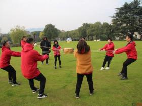 击鼓颠球-户外拓展游戏