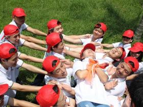 信任背摔--团队信任感训练