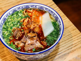 老板,大碗兰州牛肉拉面。