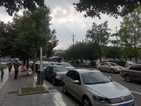 楼下有个学校,每到周五都是水泄不通