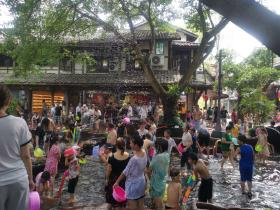 我愿像那水里的鱼一样,游来游去