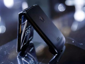 手机成为吃饭必备下饭菜