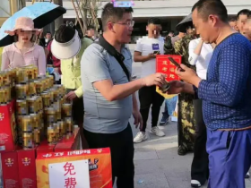 淄博火了,很多人送水蹭热度。